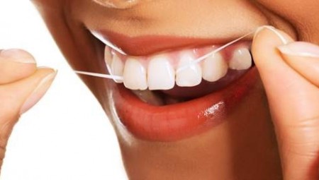 فوائد عديدة لاستخدام خيط الأسنان.. تعرف عليها