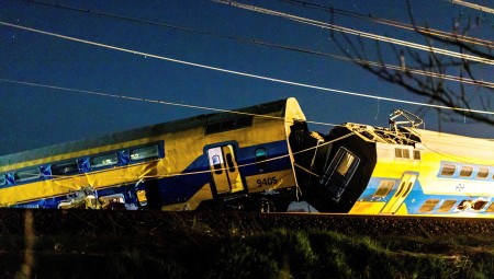 هولندا: وفاة شخص وإصابة عشرات آخرين بعد خروج قطار عن سكته