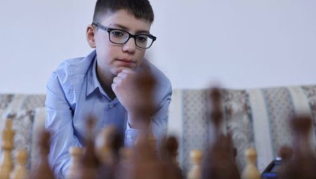 طفل سوري لاجئ يحقق حلم والده ليصبح أصغر لاعب شطرنج في منتخب ألمانيا