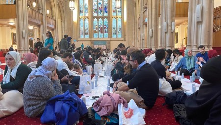 فيديو: مؤسسة خيمة رمضان بالتعاون مع بلدية لندن تنظم افطارا مفتوحا في اكاديمية جيلدهول للفنون
