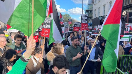 فيديو: مظاهرة حاشدة أمام السفارة الإسرائيلية في لندن تنديداً باقتحام قوات الاحتلال للأقصى