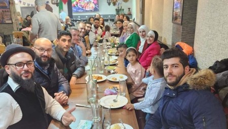 (فيديو) الأردنيون في بريطانيا تقيم إفطارا رمضانيا  في مانشستسر وسط حضور واسع للجالية