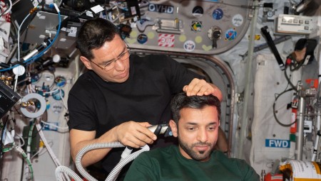 صور: رائد الفضاء الإماراتي سلطان النيادي يقص شعره للمرة الأولى في الفضاء