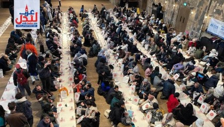 فيديو: أكثر من 1500 مسلم يحضرون إفطارا مفتوحا في أكاديمية باترسي للفنون بلندن
