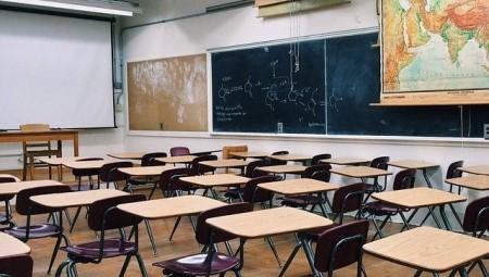 الشرطة تحقق في مقاطع جنسية فردية لإحدى المعلمات داخل حرم مدرسة في كارديف
