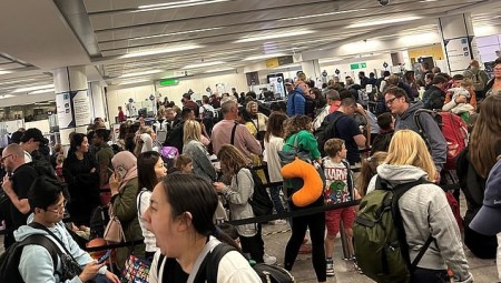 فوضى في مطار غاتويك لندن.. ومسافرون ينتظرون لساعات عند بوابات جوازات السفر