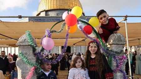 صور من حول العالم لاحتفالات المسلمين في أول أيام عيد الفطر