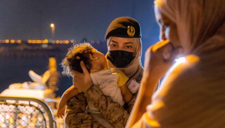 بالصور/ الغارديان تختار صورة جندية سعودية تضم طفلاً قادماً من السودان ضمن قائمة أفضل الصور