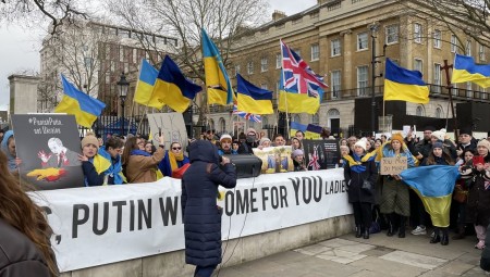 متظاهرون في لندن يدعون إلى وقف الحرب الروسية في أوكرانيا