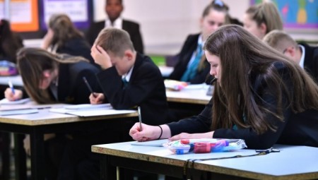 بريطانيا.. خطط حكومية لمراقبة التلاميذ المتغيبين عن الدوام المدرسي 