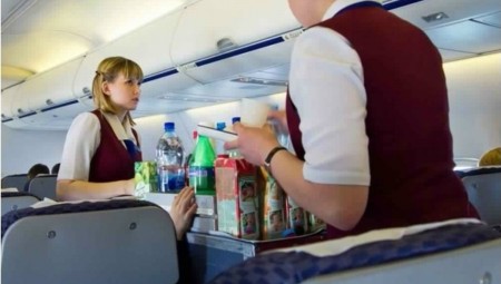 مضيفة طيران: لهذا السبب ينزعج الطاقم عند طلب أحد الركاب مشروب الكولا الدايت