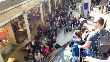 فوضى  في مطارات بريطانيا بعد إلغاء EasyJet وTUI  عشرات الرحلات في اللحظات الأخيرة