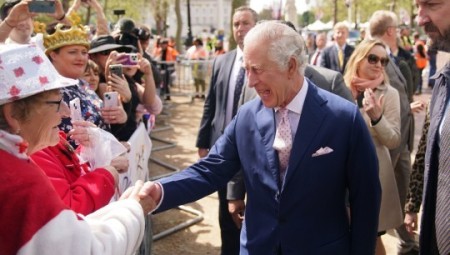 بالصور: ملك بريطانيا وأمير ويلز وزوجته يلتقون بالمواطنين خارج قصر باكنغهام قبيل التتويج الملكي