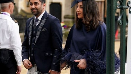 بالصور: حمزة يوسف وزوجته الفلسطينية بالزي الاسكتلندي التقليدي في حفل تتويج ملك بريطانيا