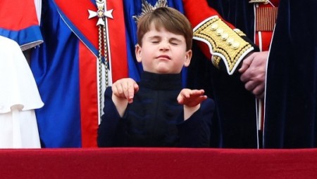 بالصور: نجل أمير ويلز لويس الصغير يسرق الأنظار بحركاته العفوية في حفل تتويج ملك بريطانيا