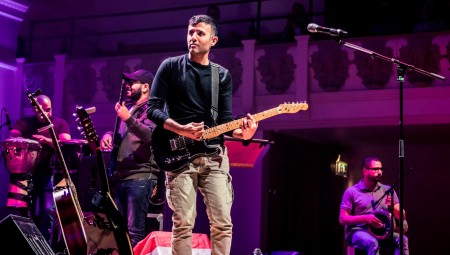 مؤلف الأغاني والمغني حمزة نمرة يجدد اللقاء بجمهور لندن في قاعة باربيكان الشهر القادم