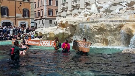 ناشطون بيئيون يحولون ماء نافورة تريفي في روما للون الأسود