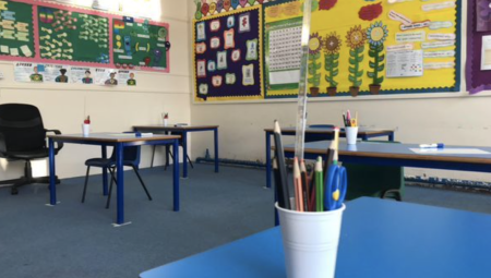 الغارديان: أكثر من 90 مدرسة أساسية في بريطانيا تواجه خطر الإغلاق بسبب نقص التلاميذ