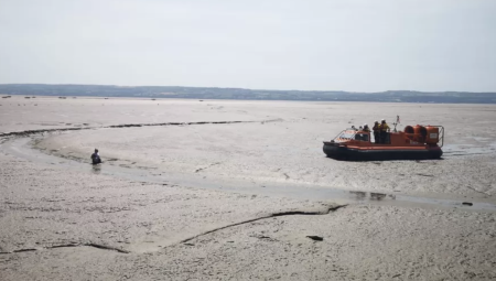بريطانيا: فرق الإنقاذ تخلص سيدة علقت في وحل عميق بالقرب من بحيرة ويست كيربي