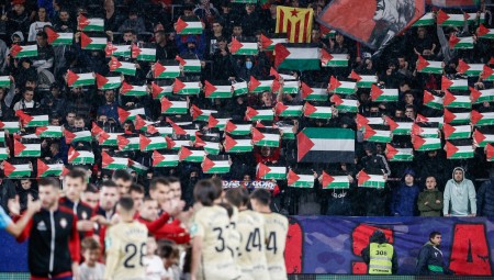 العلم الفلسطيني في مدرجات ملعب إسباني كبير تضامنا مع غزة