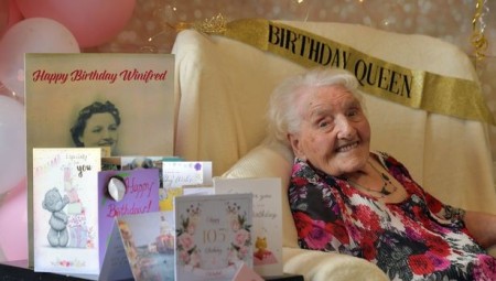 بريطانية عاشت الحربين العالميتين تحتفل بعيد ميلادها الـ 105