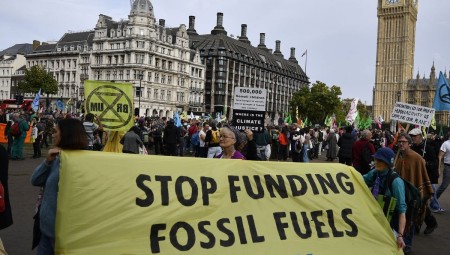 بسبب تغير المناخ .. الآلاف يحتجون أمام البرلمان البريطاني