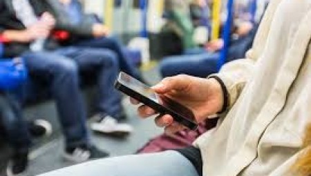 بريطانيا تختبر نظام إنذار على ملايين الهواتف المحمولة