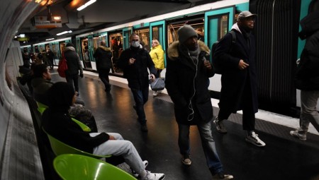 باريس .. مقتل امرأة بالمترو بعدما علق معطفها في باب قطار