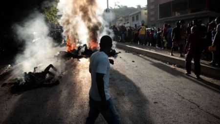 رجم أفراد يشتبه بانتمائهم إلى عصابات في هايتي وحرقهم أحياء