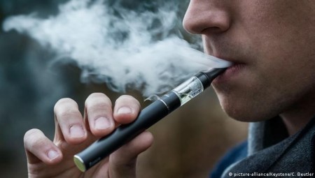 فرنسا تدرس حظر أنواع من السجائر الإلكترونية هذا العام