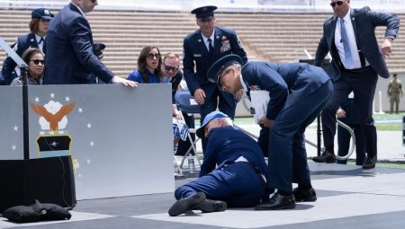 بايدن يتعثر ويسقط أرضا خلال حفل تخرج في أكاديمية عسكرية