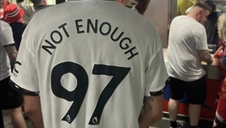 الشرطة البريطانية تعتقل مشجعا خلال نهائي كأس الاتحاد الإنجليزي بسبب شعار يحمل رقم 97