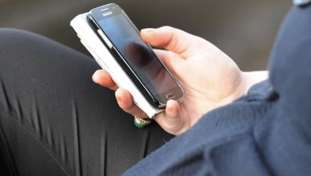 هيئة مراقبة بريطانية تخطر طالبي لجوء: يحق لكم مقاضاة الداخلية لمصادرتها هواتفكم