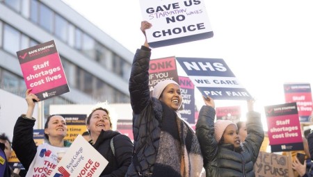 ويلز: قطاع التمريض يبدأ إضرابا لمدة 12 ساعة وعلى مدار يومين