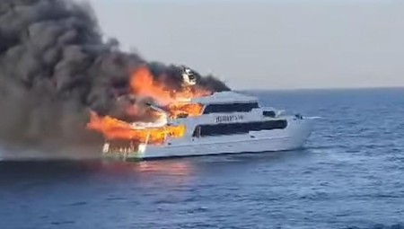 وفاة بريطانيين في مصر بعد نشوب حريق في القارب الذي كان يقلهم