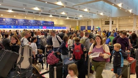 مطار لندن غاتويك يلغي آلاف الرحلات الجوية بسبب سوء أحوال الطقس