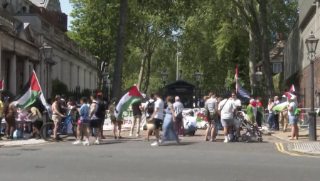 ناشطون يتظاهرون أمام السفارة الإسرائيلية في لندن تأكيداً على دعمهم للشعب الفلسطيني