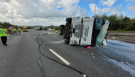 حادث مروري على طريق M6 يتسبب في انسكاب كميات كبيرة من الحليب