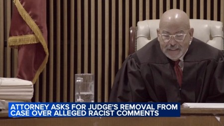 تعليقات عنصرية وغير لائقة ضد العرب تتسبب في عزل قاض أميركي من واجباته القضائية