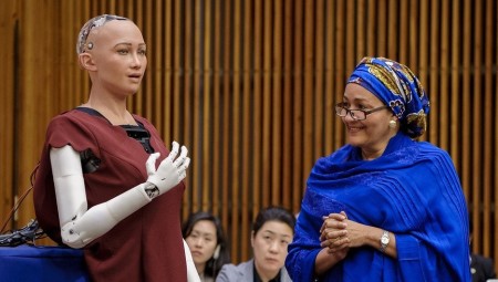 روبوتات شبيهة بالإنسان تؤكد في مؤتمر صحافي قدرتها على حكم العالم أفضل من البشر