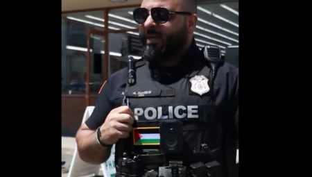 أديب قنيص .. شرطي أميركي من أصل فلسطيني يضع علم فلسطين على الزي الرسمي (فيديو)