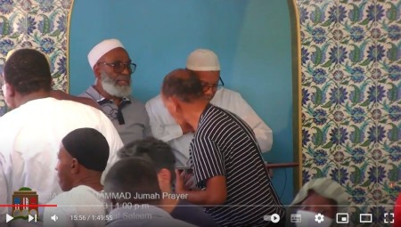 بالفيديو .. إلغاء الصلاة وإخراج المصلين من مسجد بواشنطن