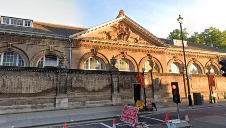 رجل حاول تسلق الإسطبلات الملكية قرب قصر باكنغهام مثل أمام محكمة بريطانية