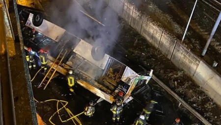 عاجل .. 20 قتيلا على الأقل في سقوط حافلة من على جسر في البندقية