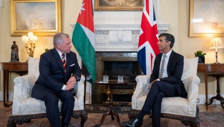 ملك الأردن لرئيس الوزراء البريطاني: منع الغذاء والمياه والكهرباء عن المدنيين الأبرياء في غزة جريمة حرب