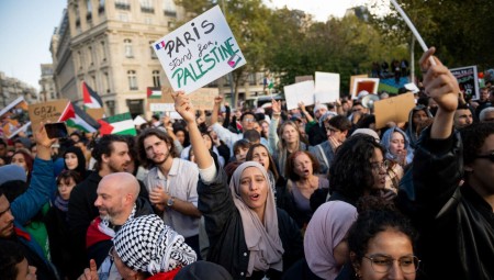 رغم حظرها .. الآلاف يشاركون في تظاهرة مؤيدة للفلسطينيين في باريس