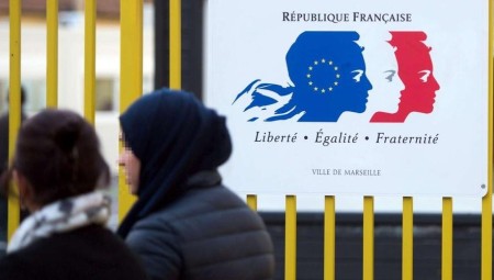 البرلمان الفرنسي يرفض مشروع قانون حول الهجرة ووزير الداخلية في موقف محرج