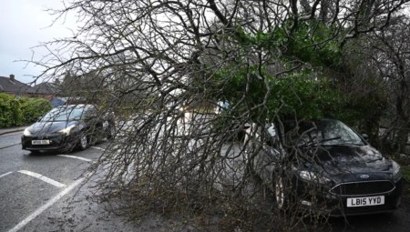 مانشستر.. إعصار العاصفة غيريت يجبر الناس على الخروج من منازلهم المتضررة والآلاف بدون كهرباء
