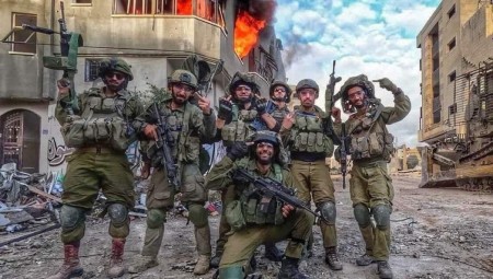 جنود إسرائيليون يلتقطون صورا مع الخراب الذي أحدثوه في غزة