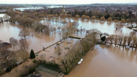 العاصفة هينك تتسبب بفيضانات وتبلبل المواصلات في المملكة المتحدة
